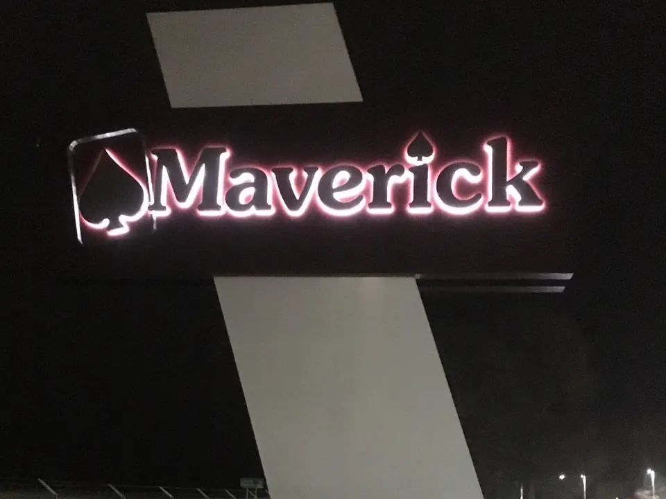 Gece aydınlatılmış kutu harf